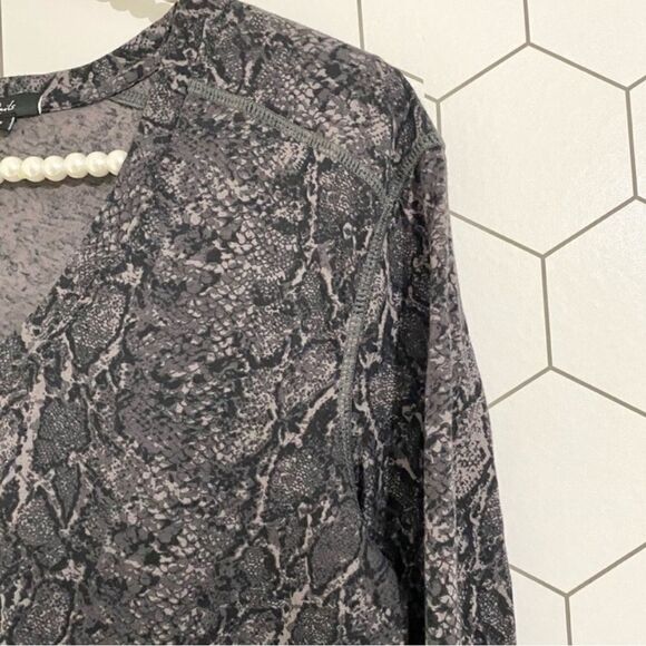 Rails Sami Python Snake Print Charcoal Long Sleeve V-Neck Shirt SIZE XS - Picture 4 of 9